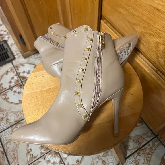 Boots hill - Picture 4 of 7